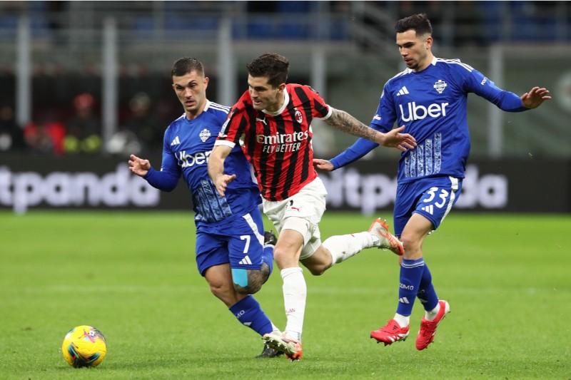 Como bung hết sức đấu Milan