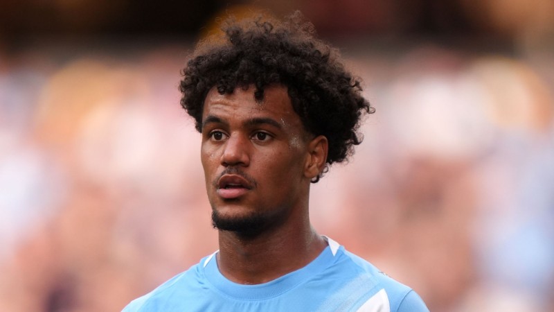 Bobb gặp khó khi cạnh tranh suất thi đấu tại Man City