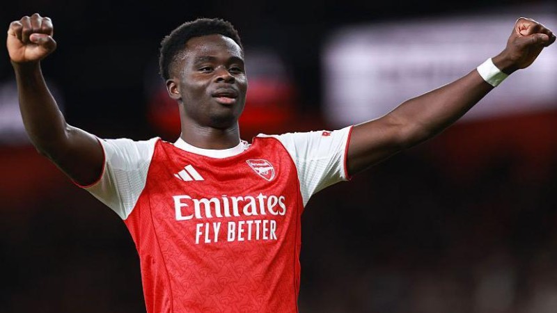 Saka đã ký hợp đồng mới với Arsenal