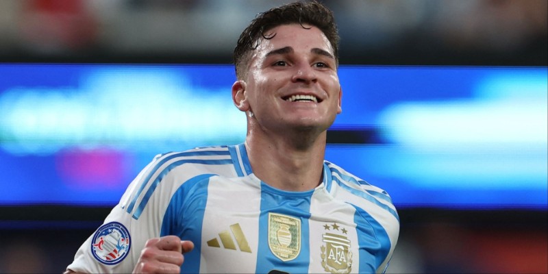 Arsenal và PSG đều nhắm đến Alvarez